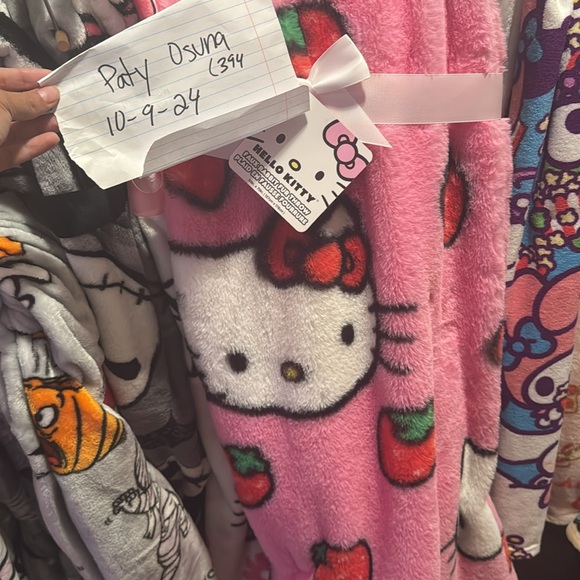 New pink faux fur strawberry Hello Kitty throw blanket - Picture 4 of 4